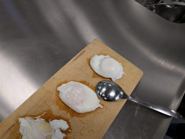 Pocherede æg. Æggehviden stivner - koagulerer - ved 62 grader, mens blommen først koagulerer ved 68 grader. Foto: Majbritt Pless