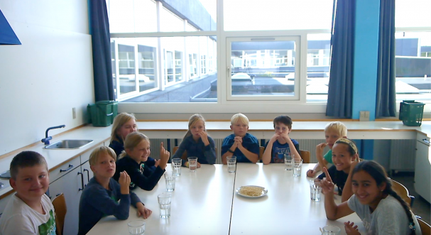En dansk klasse smager på surimi. Foto: Yi-Ting Sun