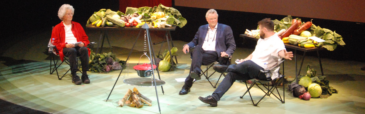 Forskerne Carole Counihan og Ole G. Mouritsen med køkkenchef Thorsten Schmidt ved Creative Tastebuds i 2017. Foto: Kurt Thomsen