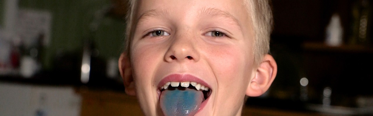 Dreng med blå tunge