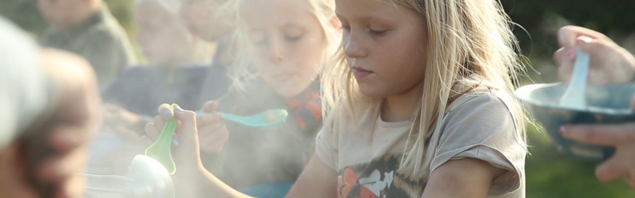 Børn smager på mad i det fri, Krogerup Avlsgård. Foto: 10pm