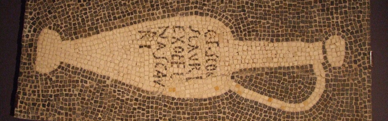 Mosaik af en amfora til garum, fra en udgravning i Pompeji. By Claus Ableiter - Own work, CC BY-SA 3.0, Wikimedia Commons.