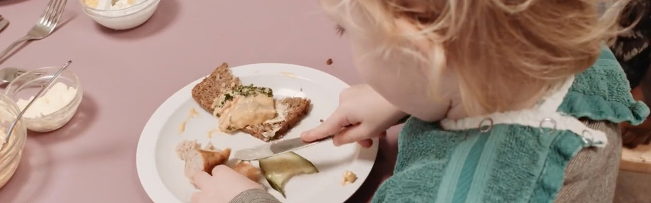 Børn kan selv - og når de får lov, bliver måltiderne i dagtilbud meget bedre, viser ny forskning. Foto: DPU.