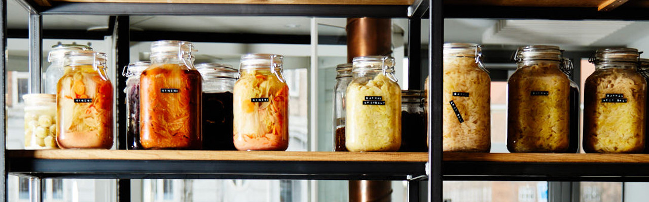 Fermenteringsglas på Hotel- og Restaurantskolen. Foto: Jonas Drotner Mouritsen