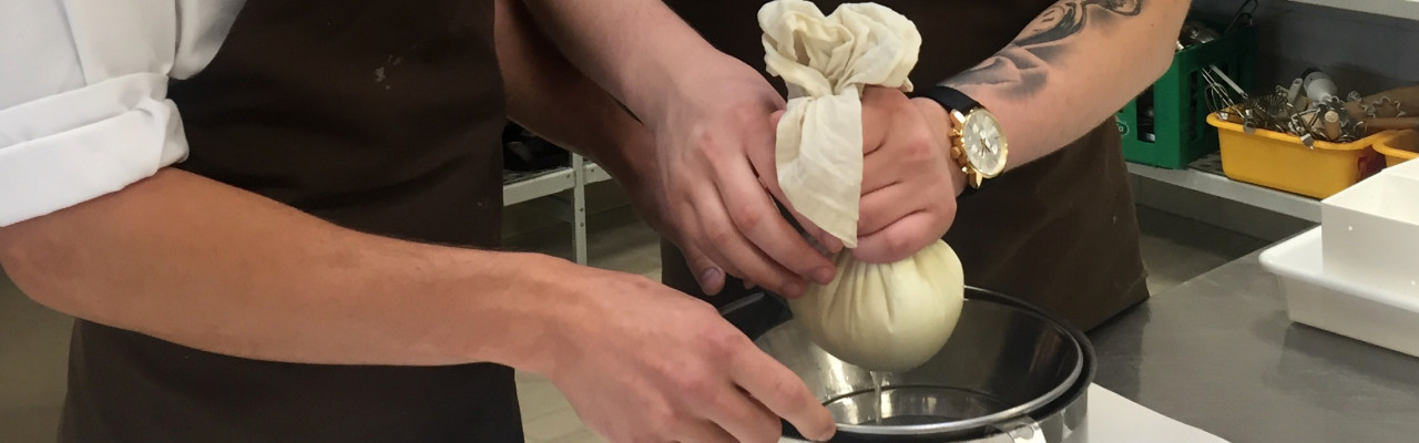 Kokkeelever på TechCollege arbejder med ostefremstilling. Foto: Cathrine Terkelsen
