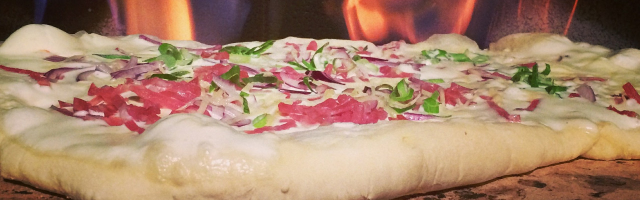 Traditionel tarte flambée er med bacon og løg, men i denne version kommer umamien fra løg og fiskesauce i stedet for. Foto: Jutta Zeisset, Pixabay