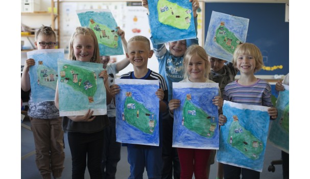 Stolte elever med deres landkort over Bornholms forskellige smage. Foto: Stagbird